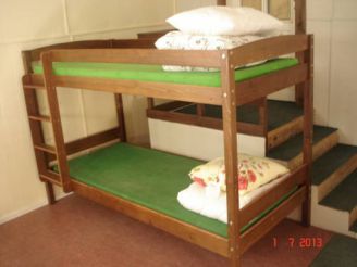 Односпальная кровать в общем номере с 10 кроватями